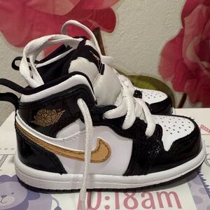 Air Jordan Retro 1 (Mid)